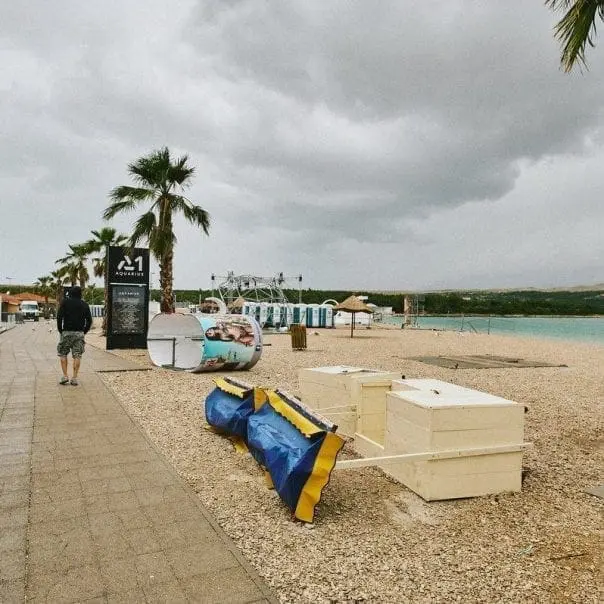 Definiton Fallwind Bura. Schäden am Zrce Beach