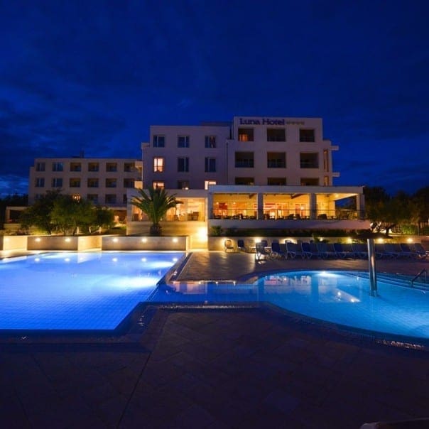 Hotel Luna - Novalja - Pool bei Nacht