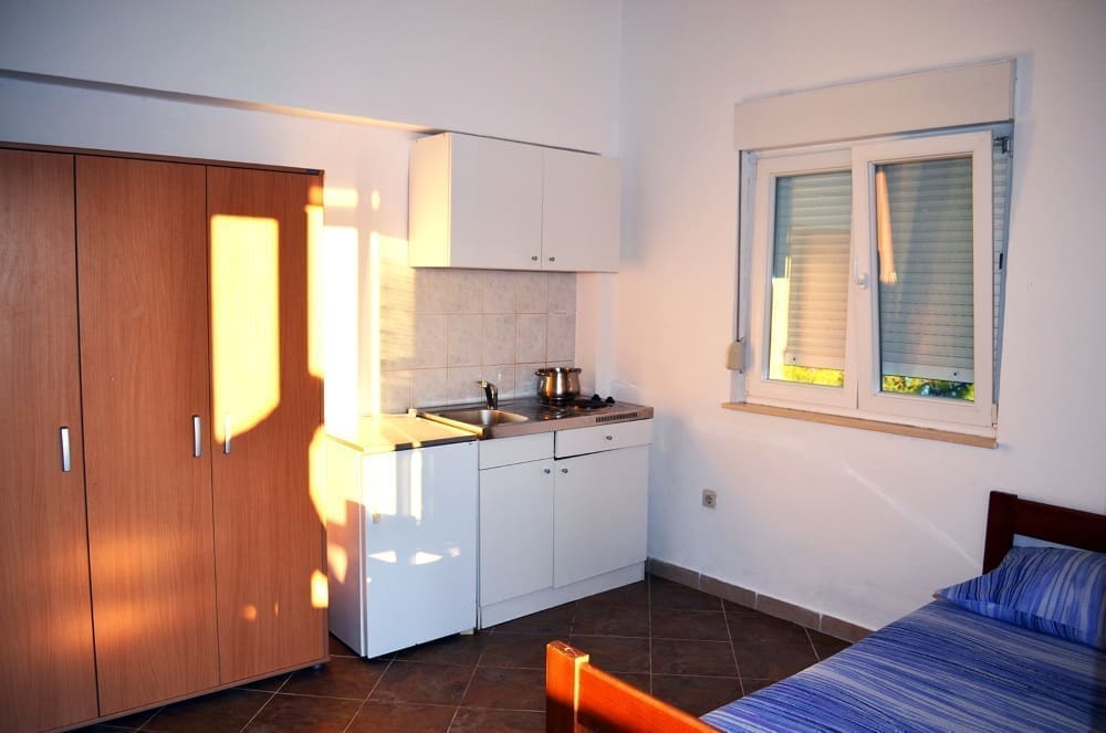 Ocean Apartment Novalja Küchenzeile und Zimmer