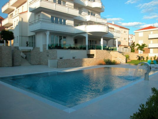 Villa Nova Außenansicht mit Pool