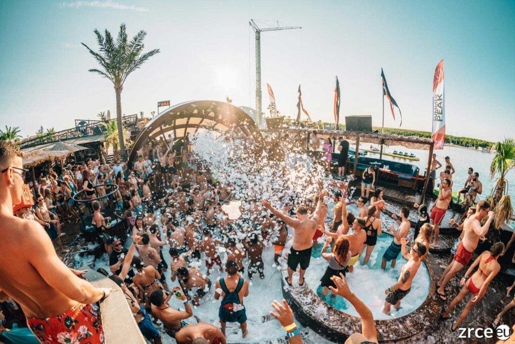Was ist Zrce? Infos zum beliebten Partystrand